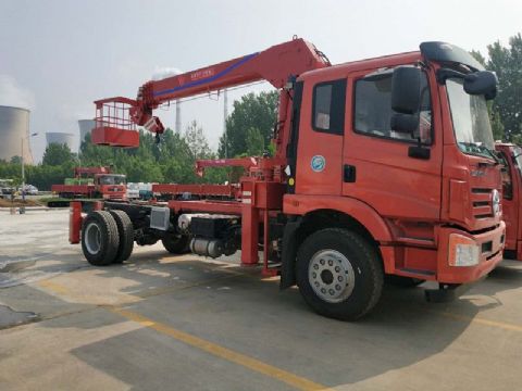 點(diǎn)擊查看詳細(xì)信息<br>標(biāo)題：6.3噸大運(yùn)隨車吊 閱讀次數(shù)：1405